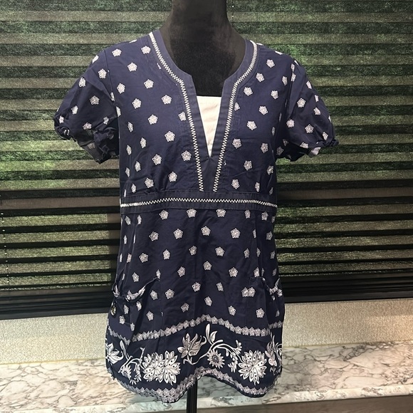 Laura Ashley Women’s Blue w White Print Short Fitted Sleeve Scrub Top Small - Picture 1 of 9